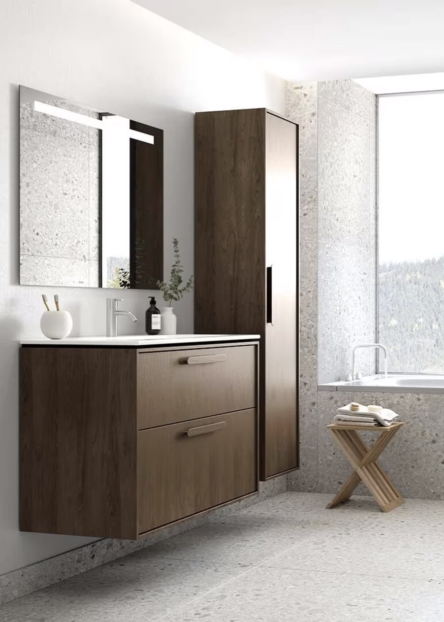 Baðinnréttingar vaskaskápar handlaugaskápar og háir skápar spónlagðir með hnotu í baðherbergi með ljósum flísum.